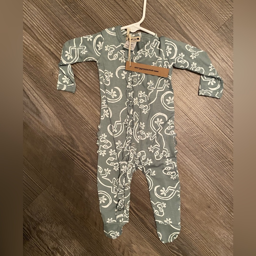 NWT Spearmint Love snap footie